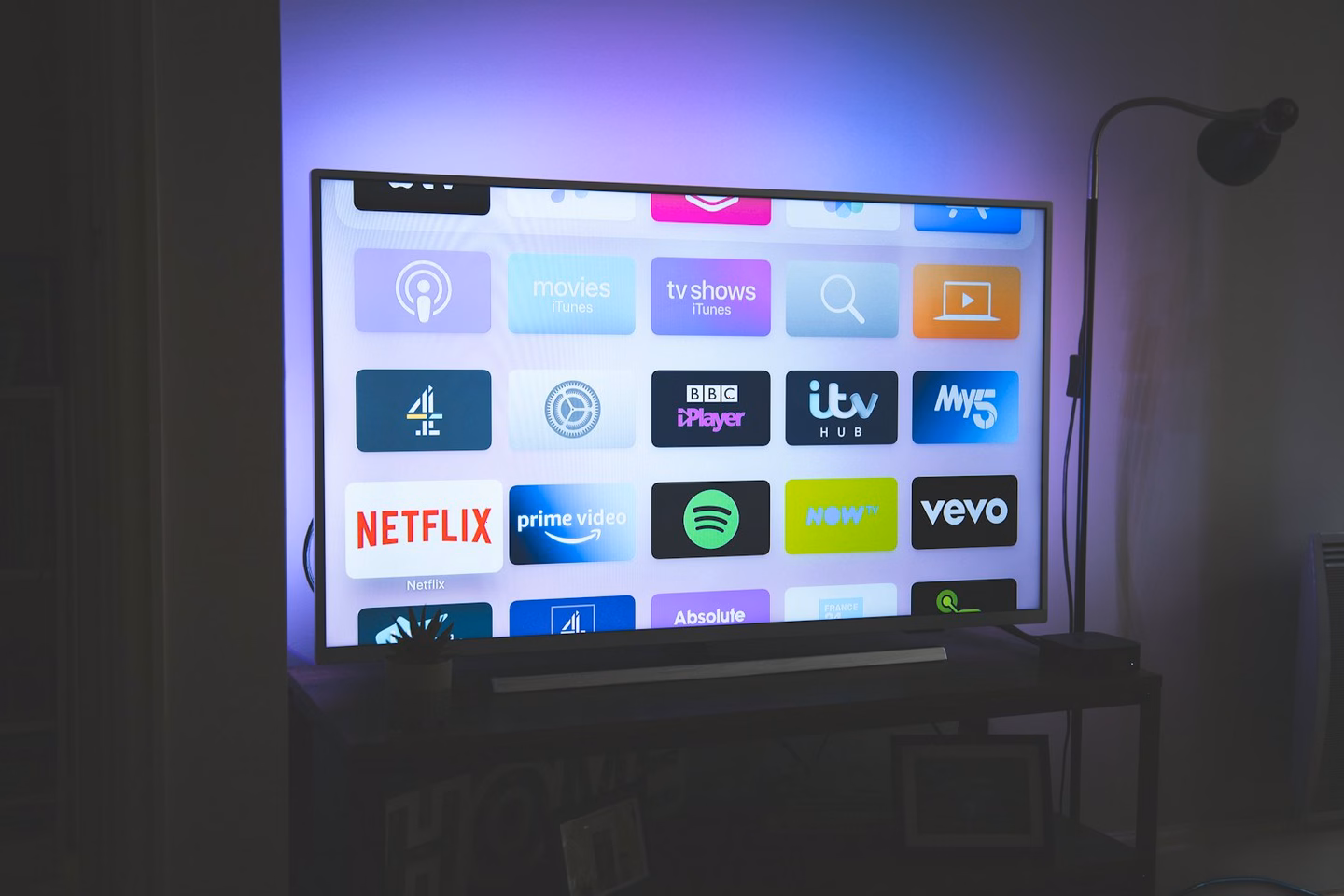 Salonda duvara monte edilmiş LED televizyon